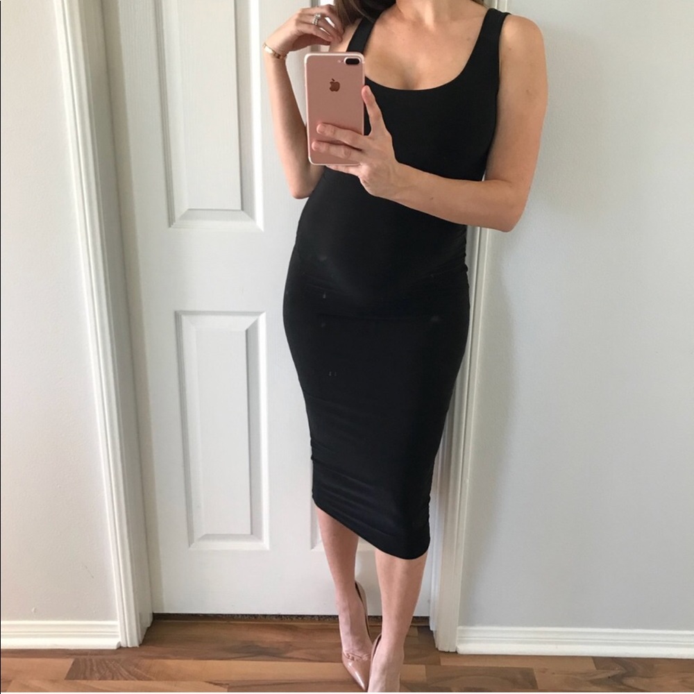 SOLD❌ REPOSH // Sleek Black Midi Dress